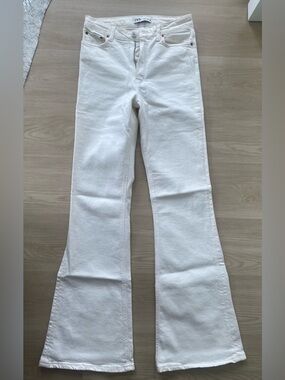 Zara white stretch new condition long form-fitting bell-bottom jeans Size 2